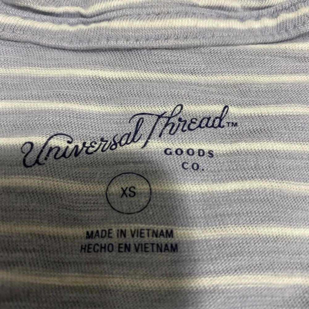 Universal Threads tee - Picture 2 of 2
